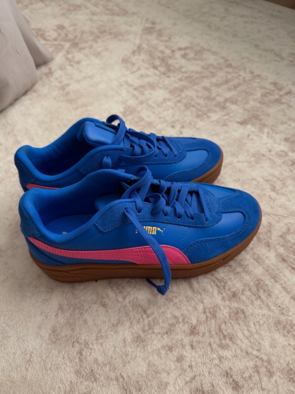 Puma Bright Blue Low-Top Sneaker with pink Accent